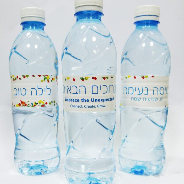 בקבוק מים עם מיתוג היקפי צבעוני מלא בקבוק מים עם מיתוג היקפי צבעוני מלא