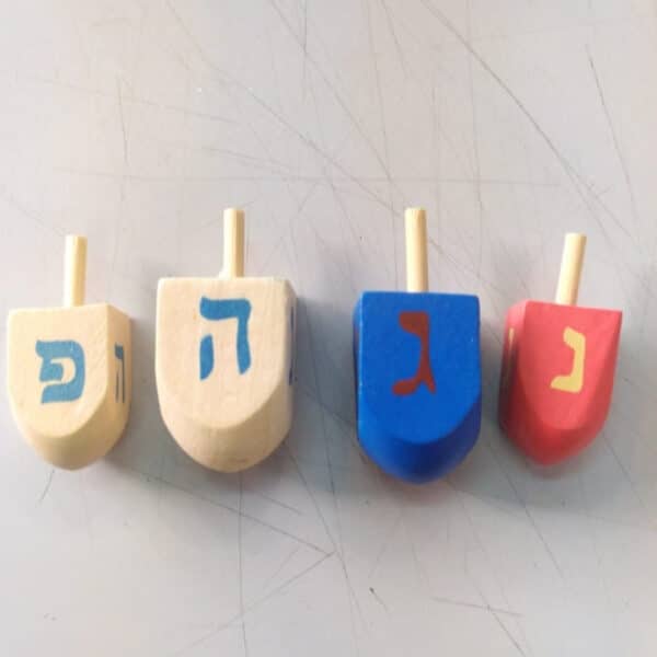 סביבון עץ צבעוני