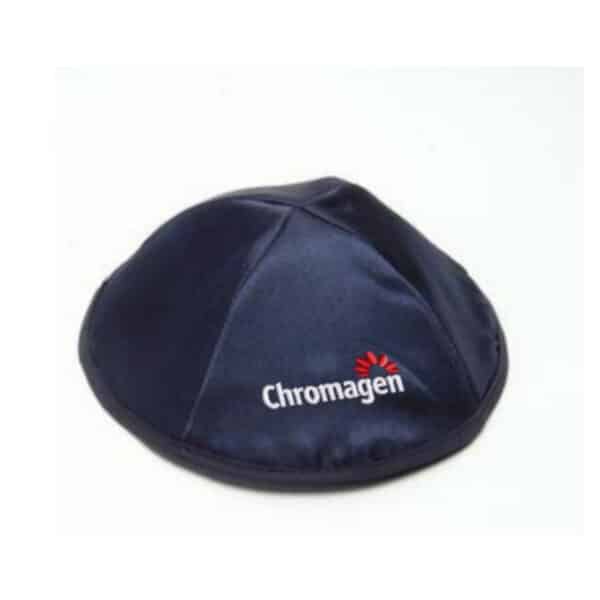 כיפות סאטן עם רקמת לוגו