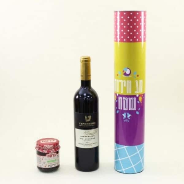 גליל ממותג עם יין וחרוסת גליל ממותג עם יין וחרוסת