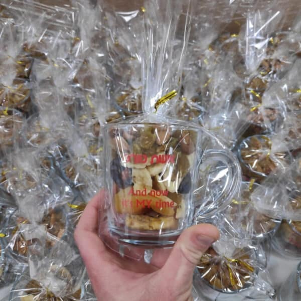 ספל ממותג עם פירות יבשים