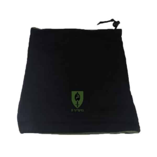 חם צוואר עם רקמה