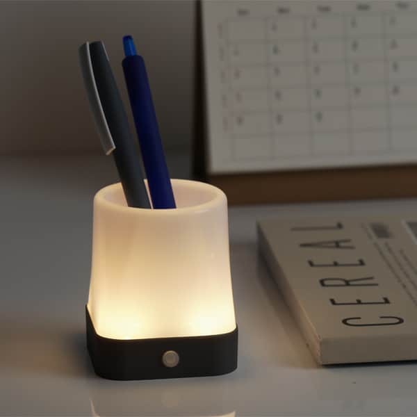 מנורת שידה ממותגת