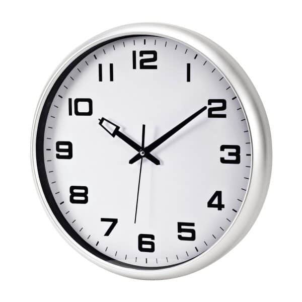 שעון קיר ממותג לעובדים