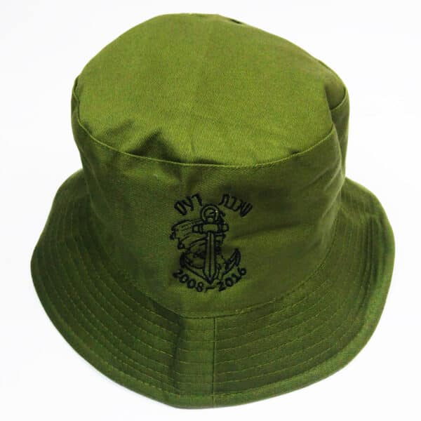 כובע עם רקמה