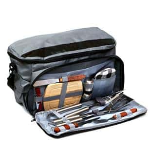 תיק צידנית ממותג עם כלי מנגל