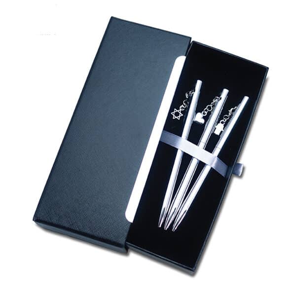 3 עטי תכשיט עם תליונים שונים