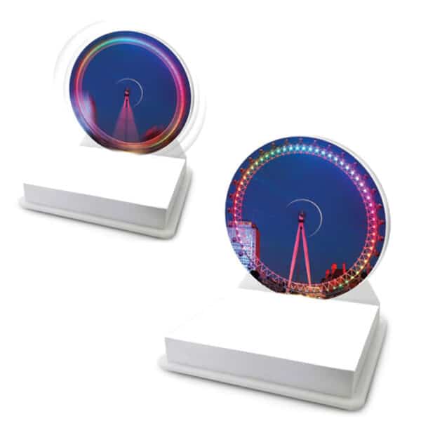 ממו מסתובב עם לוגו