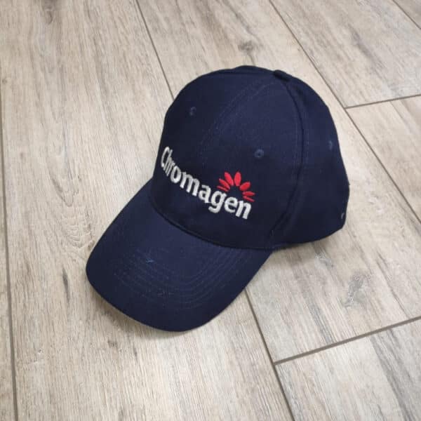 כובע עם רקמת לוגו