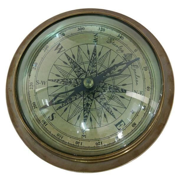 מצפן עם לוגו