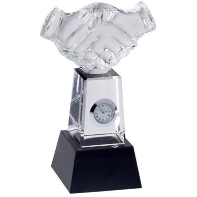 פסלון לחיצת יד עם חריטה