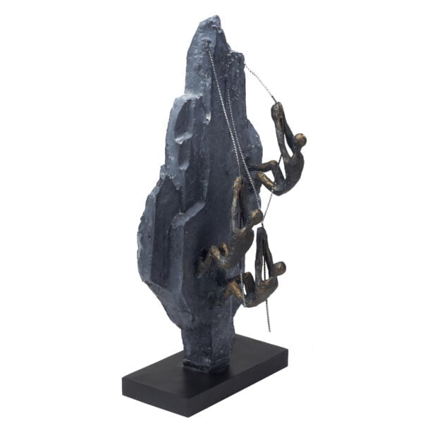 פסל המעז מנצח