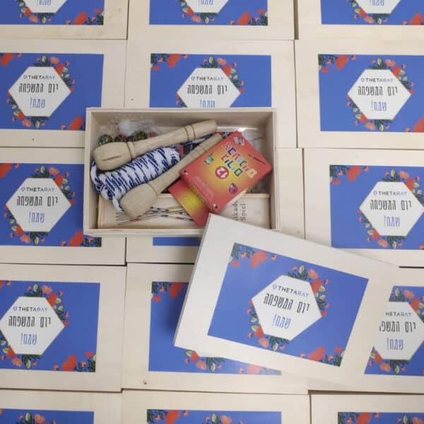 מארז ממותג עם משחקים של פעם מארז ממותג עם משחקים של פעם