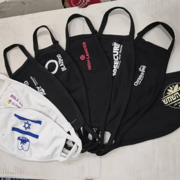 מסכות בד עם לוגו