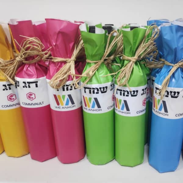 בקבוק יין בעטיפה ממותגת