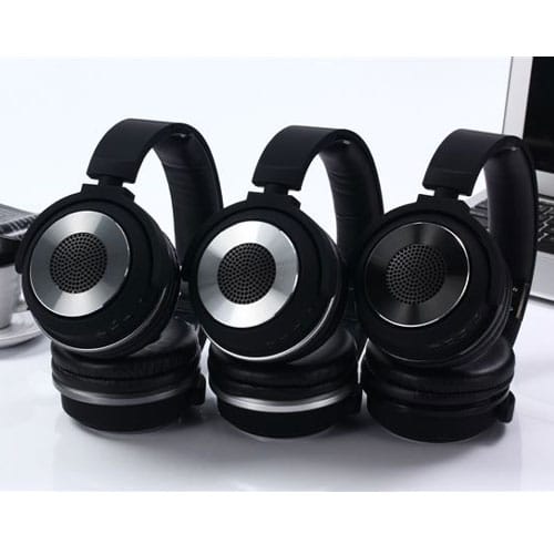 אוזניות ממותגות עם מיקרופון