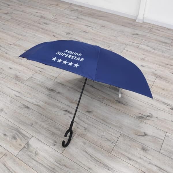 מטריות מתהפכות עם לוגו