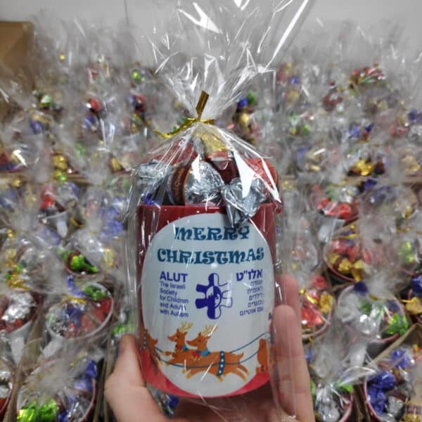 ספל ממותג עם שוקולדים