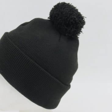 כובע פונפונים ממותג