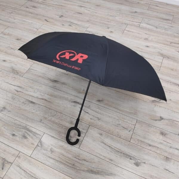 מטריה הפוכה ממותגת