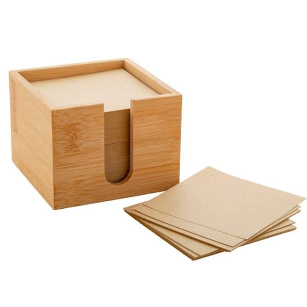 מעמד במבוק עם ניירות ממו ממוחזרים