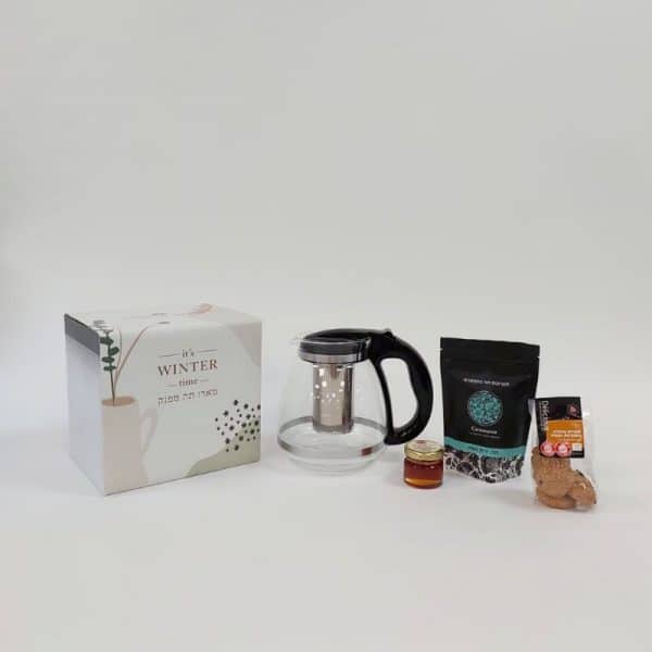 קנקן תה עם חליטה ועוגיות