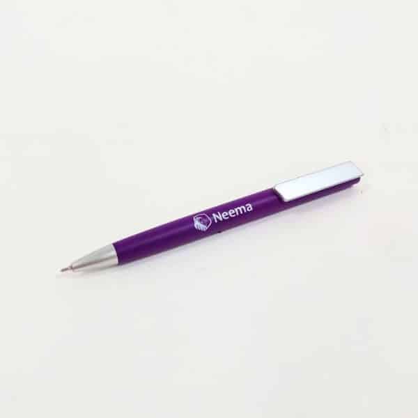 עט פלסטיק עם קליפס כסוף