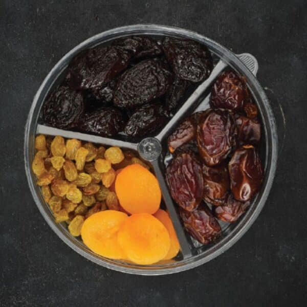 קופסה ממותגת עם פירות יבשים