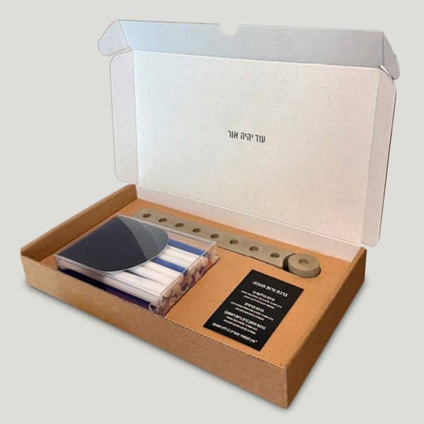 מארז חנוכיית בטון עם נרות