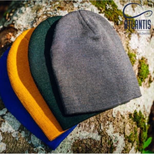 כובע סרוג עם לוגו